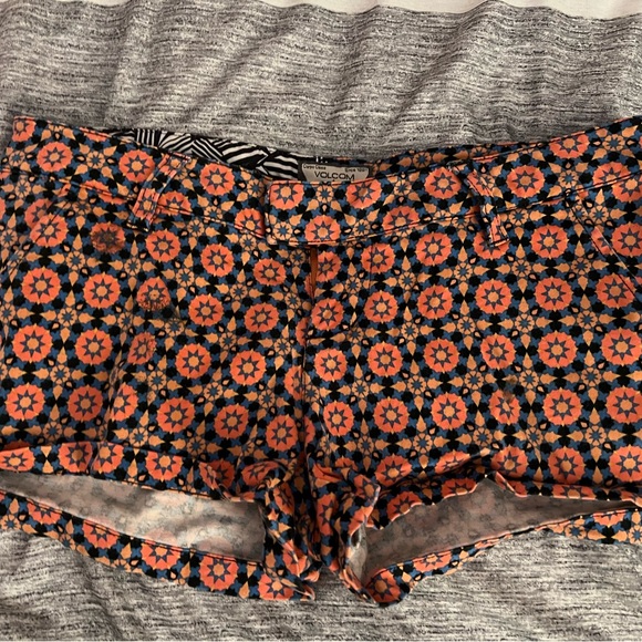 Volcom shorts - Picture 1 of 2